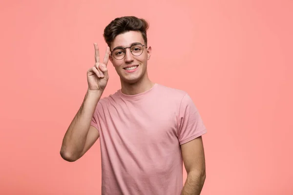 Jonge Koele Kaukasische Man Toont Overwinningsteken Brede Glimlach — Stockfoto