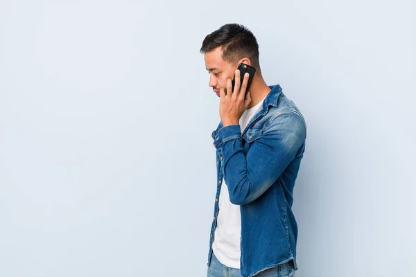 Jovem Sul Asiático Homem Segurando Telefone — Fotografia de Stock