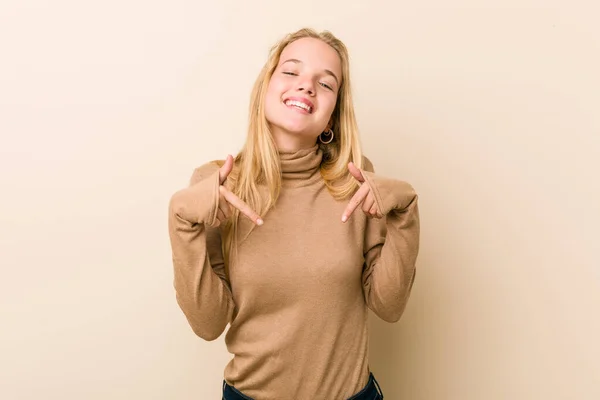 Słodkie Naturalne Nastolatka Kobieta Wskazuje Dół Palce Pozytywne Uczucie — Zdjęcie stockowe