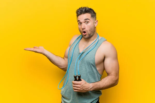 Caucasian Man Holding Jump Rope Impressed Holding Copy Space Palm — Stock Photo, Image