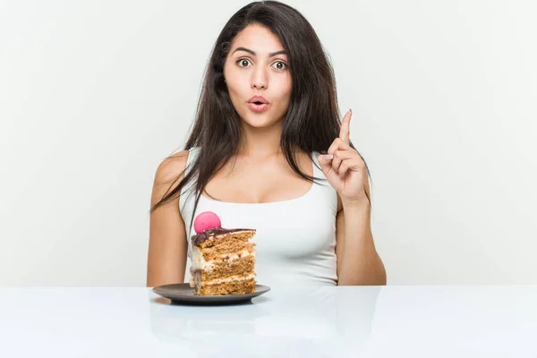 Jonge Spaanse Vrouw Eten Van Een Taart Met Een Aantal — Stockfoto