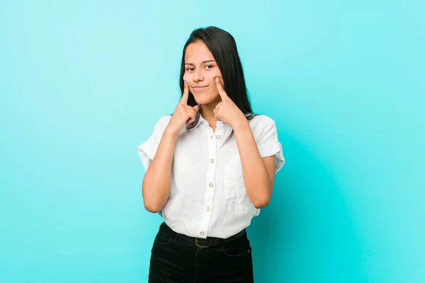 Jeune Femme Cool Hispanique Contre Mur Bleu Doutant Entre Deux — Photo