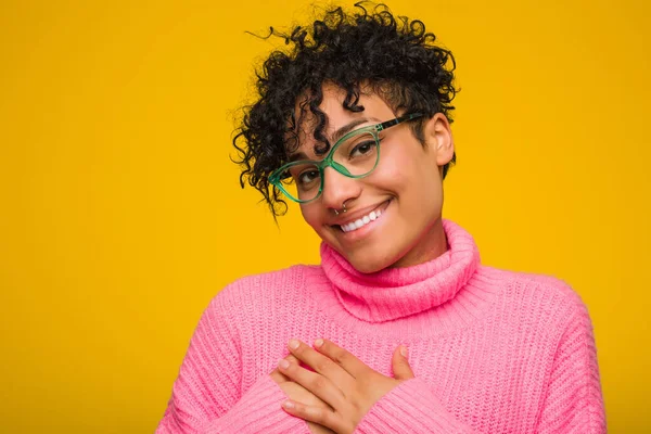 Young African American Woman Wearing Pink Sweater Has Friendly Expression — Stock Photo, Image