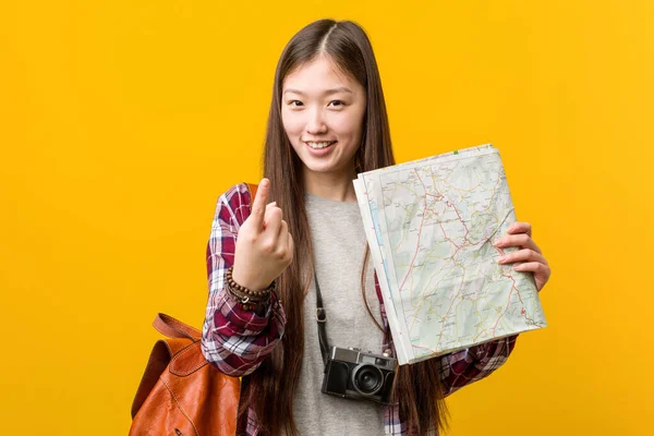 Jovem Mulher Asiática Segurando Mapa Apontando Com Dedo Para Você — Fotografia de Stock