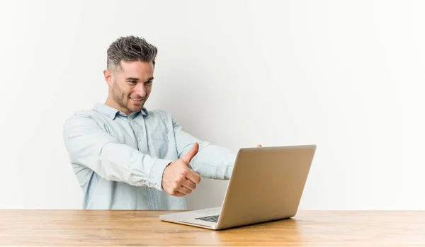 Jovem Homem Bonito Trabalhando Com Seu Laptop Com Polegares Altos — Fotografia de Stock