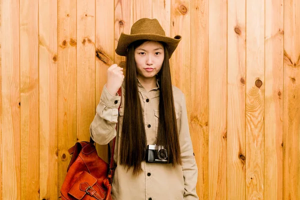 Joven Viajera China Mostrando Puño Cámara Agresiva Expresión Facial —  Fotos de Stock
