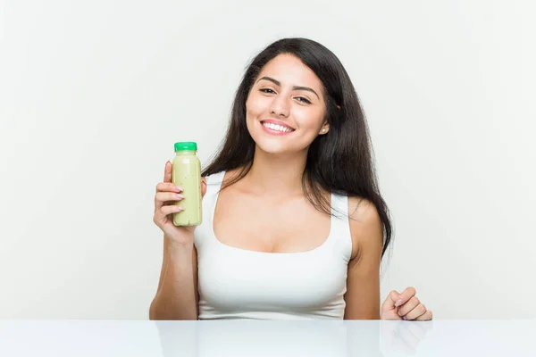 Junge Hispanische Frau Hält Glücklich Lächelnd Und Fröhlich Ein Gemüsegetränk — Stockfoto