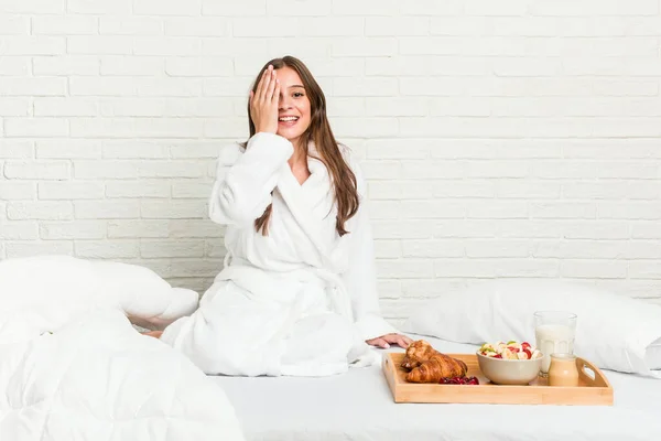 Jonge Kaukasische Vrouw Het Bed Met Plezier Die Helft Van — Stockfoto