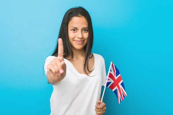 Jeune Femme Hispanique Tenant Drapeau Royaume Uni Montrant Numéro Avec — Photo