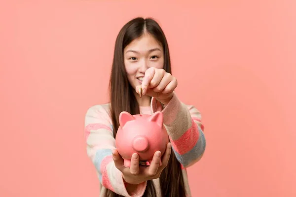 Mladá Asijská Žena Čuňasovou Bankou — Stock fotografie