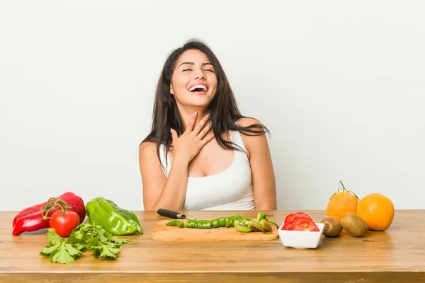 Young Curvy Woman Preparing Healthy Meal Laughs Out Loudly Keeping — Stock Photo, Image