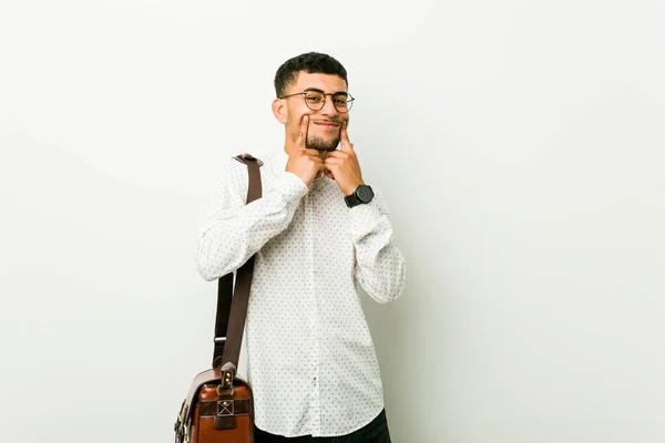 Joven Empresario Informal Hispano Dudando Entre Dos Opciones — Foto de Stock