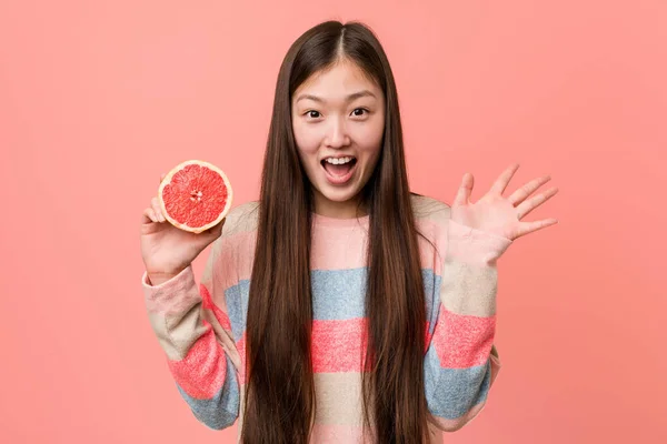 Jonge Aziatische Vrouw Met Een Grapefruit Vieren Van Een Overwinning — Stockfoto