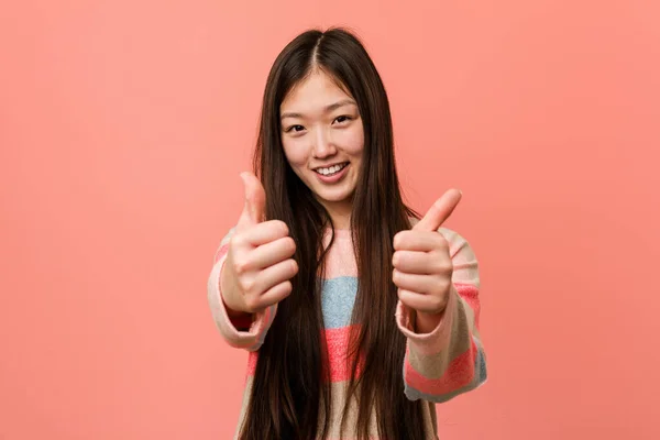 Junge Coole Chinesin Mit Daumen Hoch Jubelt Über Etwas Unterstützt — Stockfoto