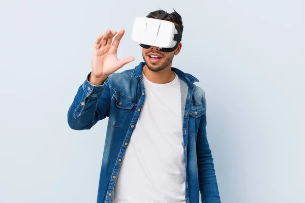 Joven Hombre Sudasiático Jugando Con Gafas Realidad Virtual —  Fotos de Stock