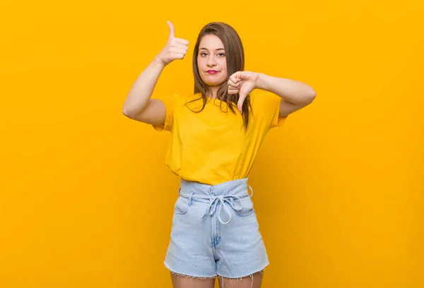 Young Woman Teenager Wearing Yellow Shirt Showing Thumbs Thumbs Difficult — 스톡 사진