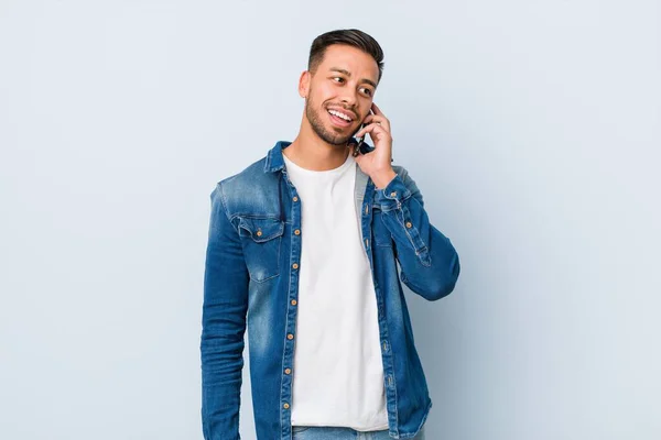 Joven Hombre Sudasiático Sosteniendo Teléfono —  Fotos de Stock