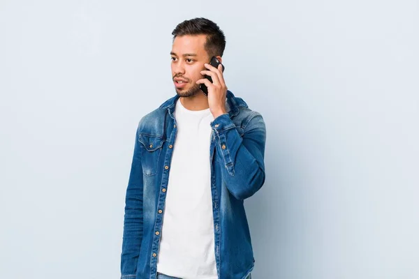 Joven Hombre Sudasiático Sosteniendo Teléfono — Foto de Stock