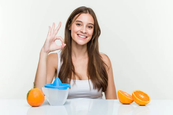 Junge Kaukasische Frau Mit Einem Orangensaftpresse Fröhlich Und Zuversichtlich Zeigt — Stockfoto