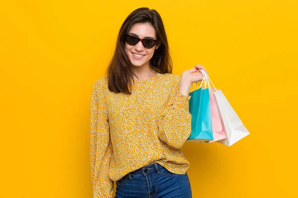 Unga Kaukasiska Kvinna Går Till Shopping — Stockfoto