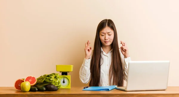 Młoda Chińska Dietetyczka Pracująca Laptopem Trzymając Kciuki Szczęście — Zdjęcie stockowe