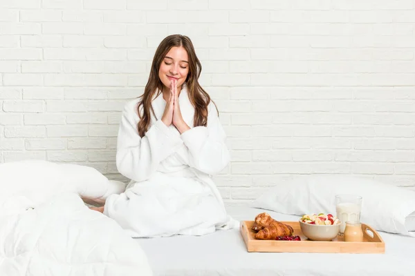 Jonge Blanke Vrouw Het Bed Hand Hand Bidden Buurt Van — Stockfoto