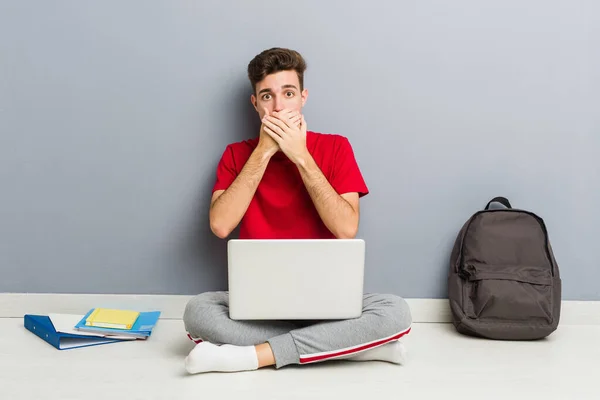 Joven Estudiante Sentado Piso Casa Sosteniendo Portátil — Foto de Stock