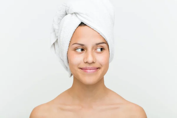 Close Beautiful Natural Hispanic Young Woman Towel Her Head — Stock Photo, Image