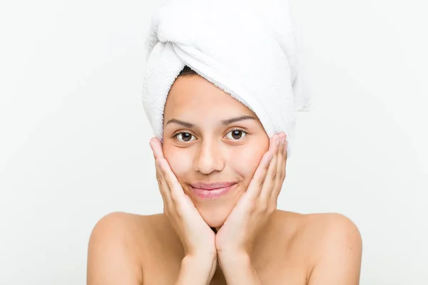 Close Beautiful Natural Hispanic Young Woman Towel Her Head — Stock Photo, Image