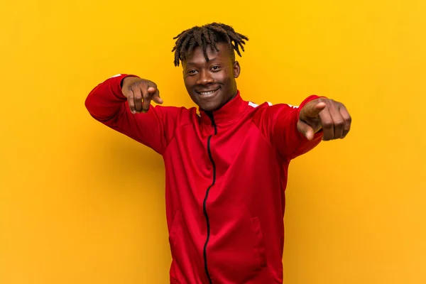 Joven Fitness Hombre Africano Sonrisas Alegres Apuntando Hacia Frente —  Fotos de Stock