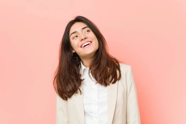 Fiatal Barna Üzletasszony Ellen Rózsaszín Háttér Nyugodt Boldog Nevetés Nyak — Stock Fotó