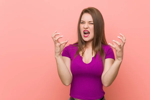 Giovane Donna Ispanica Contro Muro Rosa Sconvolto Urlando Con Mani — Foto Stock