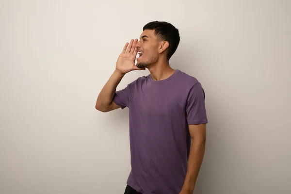 Young Hispanic Man Shouting Holding Palm Opened Mouth — Stock Photo, Image