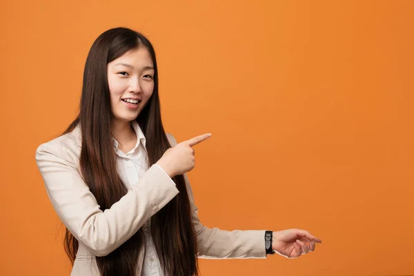 Junge Business Chinesin Aufgeregt Zeigt Mit Zeigefinger Weg — Stockfoto