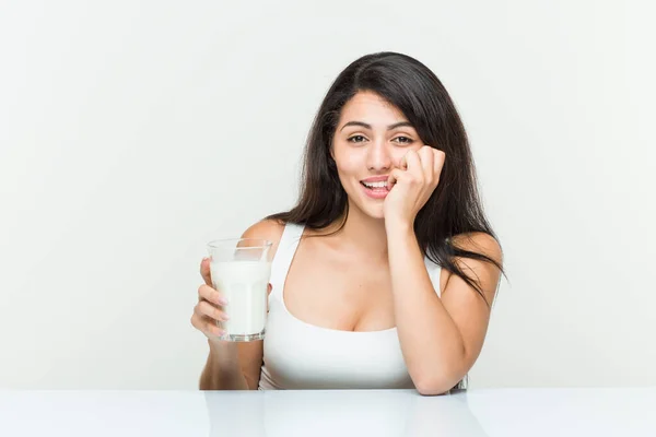 Молода Іспаномовна Жінка Тримає Склянку Молочних Кусаючих Нігтів Нервових Дуже — стокове фото
