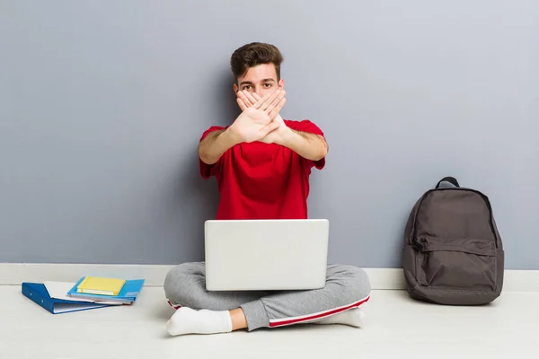 Mladý Student Muž Sedí Podlaze Svého Domu Notebookem — Stock fotografie
