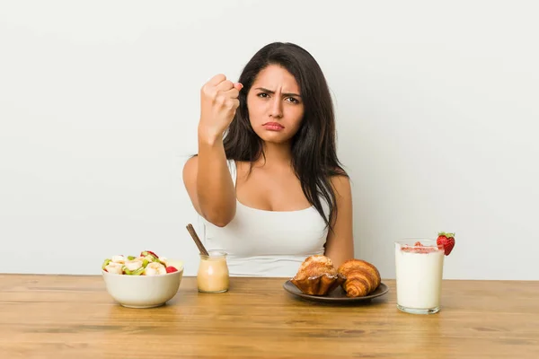 Young Curvy Woman Taking Breakfast Showing Fist Camera Aggressive Facial — Stock Photo, Image