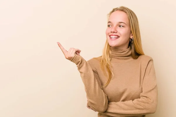 Mulher Adolescente Bonito Natural Sorrindo Alegremente Apontando Com Dedo Indicador — Fotografia de Stock