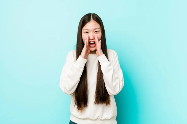 Joven Bonita Mujer China Gritando Emocionada Frente —  Fotos de Stock