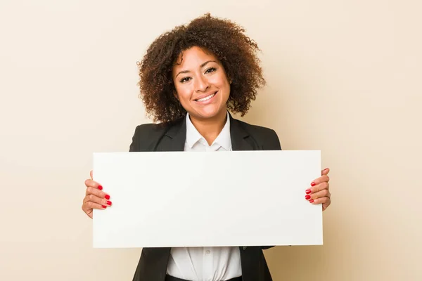 Junge Afrikanisch Amerikanische Frau Hält Ein Plakat Glücklich Lächelnd Und — Stockfoto