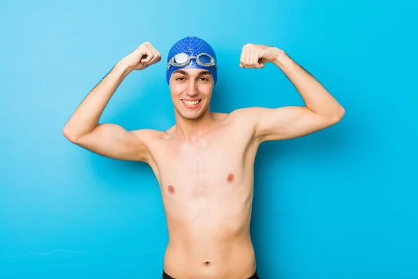 Jovem Nadador Homem Mostrando Gesto Força Com Braços Símbolo Poder — Fotografia de Stock