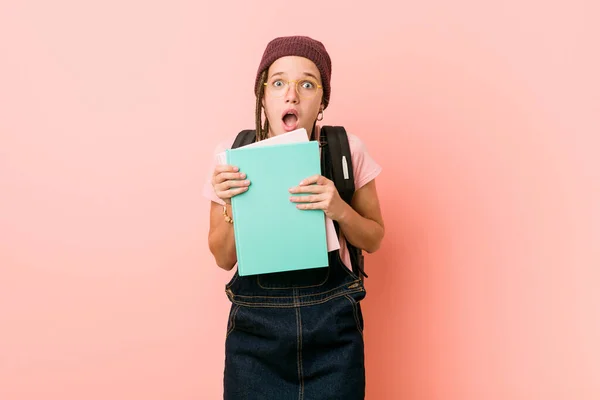 Joven Mujer Caucásica Sosteniendo Algunos Cuadernos Celebrando Una Victoria Éxito — Foto de Stock