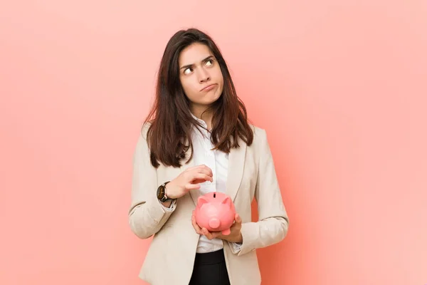 Joven Mujer Caucásica Sosteniendo Una Alcancía — Foto de Stock