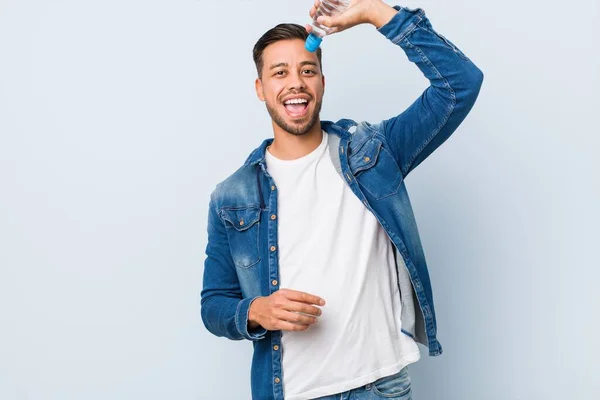 Joven Sur Asiático Hombre Agua Potable — Foto de Stock