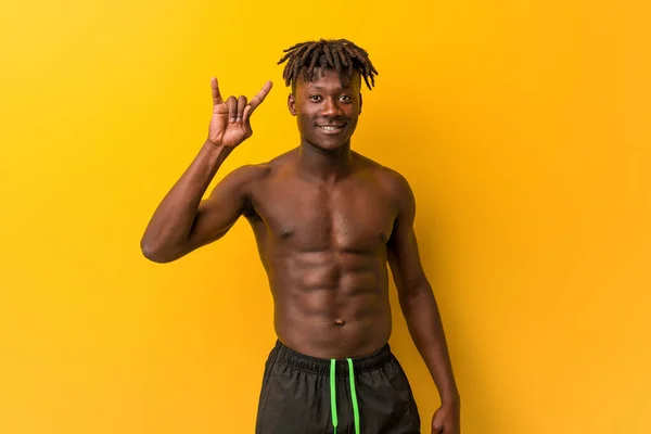 Joven Hombre Negro Sin Camisa Con Traje Baño Mostrando Gesto —  Fotos de Stock
