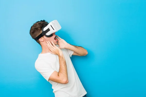 Adolescente Caucásico Hombre Usando Virtual Realidad Gafas —  Fotos de Stock