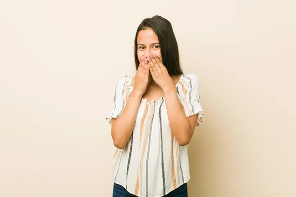 Joven Mujer Hispana Riendo Algo Cubriendo Boca Con Las Manos —  Fotos de Stock