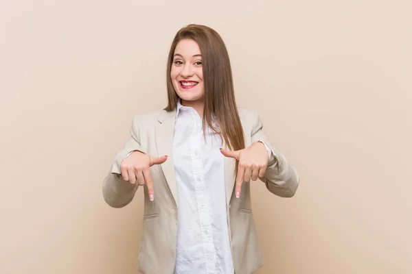 Junge Geschäftsfrau Zeigt Mit Den Fingern Nach Unten Positives Gefühl — Stockfoto