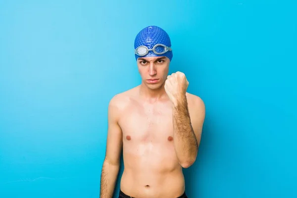 Mladý Plavec Ukazuje Pěst Kameru Agresivní Výraz Obličeje — Stock fotografie