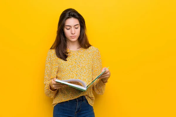 Joven Mujer Caucásica Sosteniendo Algunos Cuadernos —  Fotos de Stock